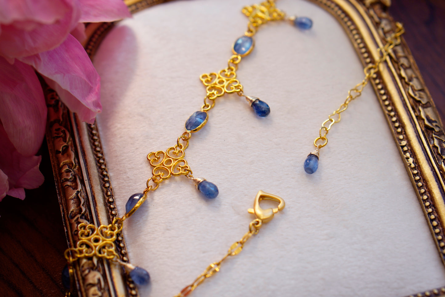 Athena Choker
